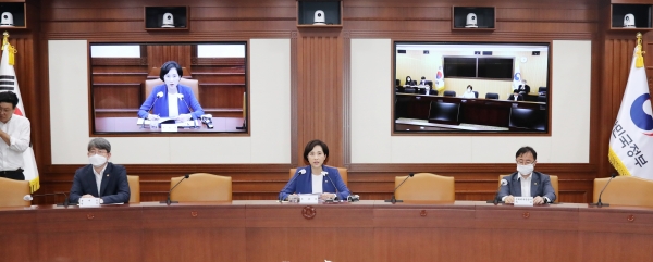 유은혜 부총리 겸 교육부장관이 12일 열린 제12차 사회관계장관회의를 주재하고 있다. (사진제공=교육부)