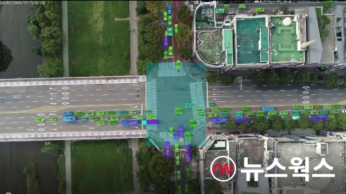 드론이 교차로를 지나는 차량을 인공지능(AI)으로 분석해 보여주는 3D 입체영상(사진제공=성남시)
