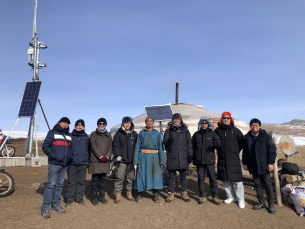 몽골 에덴 소움지역 양목장에 라이브케어 시스템을 설치 중인 유라이크코리아와 SK TNS 임직원들이 몽골인들의 주거지인 게르 앞에서 포즈를 취했다. 유라이크코리아 제공