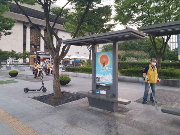 서울시 관계자가 대규모 집회가 있었던 광화문 광장에 대한 방역 소독 작업을 벌이고 있다. (사진제공=서울시)