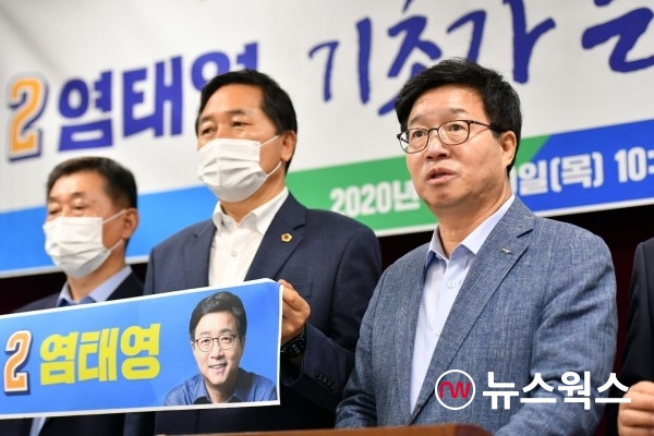 광주광역시의회를 방문한 염태영 후보가 지지를 호소하고 있다.(사진=염태영 후보 캠프)