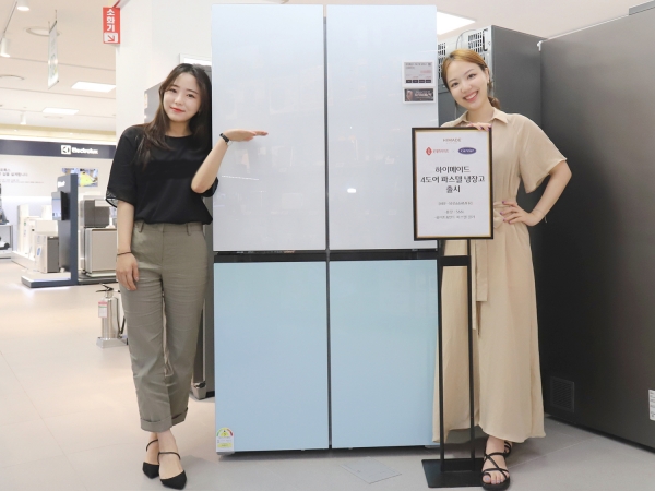 롯데하이마트 대치점에서 모델들이 PB 하이메이드 파스텔 4도어 냉장고를 홍보하고 있다. (사진제공=롯데하이마트)