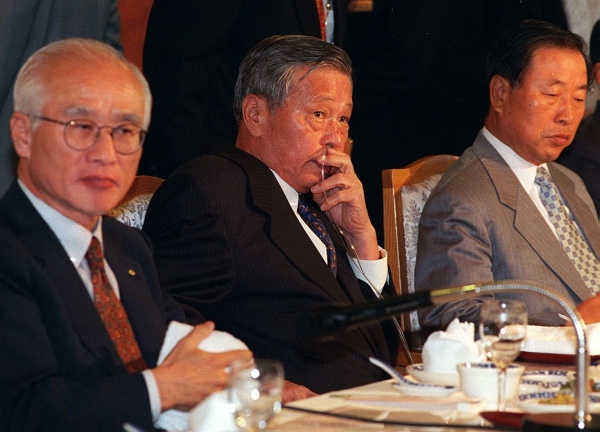 폐암수술을 받은 고 최종현(왼쪽 두번째) 회장이 IMF 구제금융 직전인 1997년 9월 산소 호흡기를 꽂은 채 전경련 회장단 회의에 참석해 경제위기 극복방안을 논의하고 있다. (사진제공=SK)