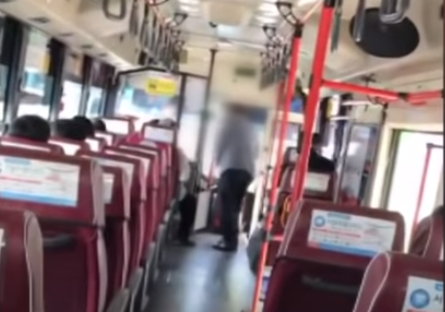 마스크 착용을 권유하는 버스기사에게 항의하는 승객의 모습(사진=YTN 뉴스 캡처)