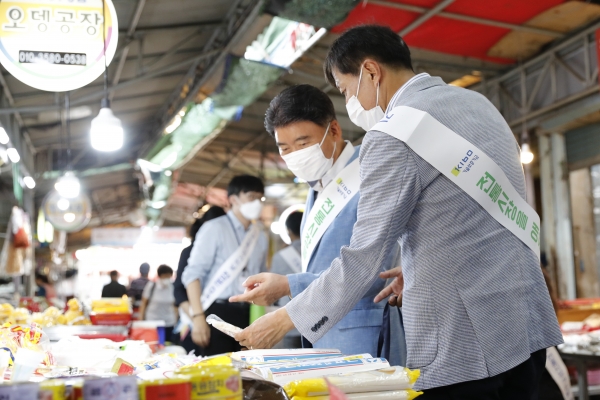 박세규(오른쪽 두 번째) 기술보증기금 감사와 직원들이 철뚝시장에서 장보기 행사를 하고 있다. (사진제공=기술보증기금)