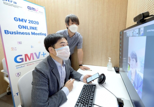 '글로벌모바일비전(GMV) 2020 수출상담회'에 참가한 국내 기업 관계자가 3일 서울 염곡동 코트라 본사 사이버무역상담실에서 해외 바이어와 온라인으로 거래 논의를 하고 있다. (사진제공=코트라)