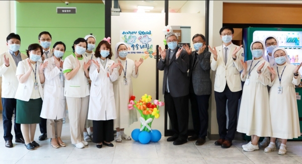 서울성모병원 청소년완화의료팀이 사무실 축성을 축하하고 있다.