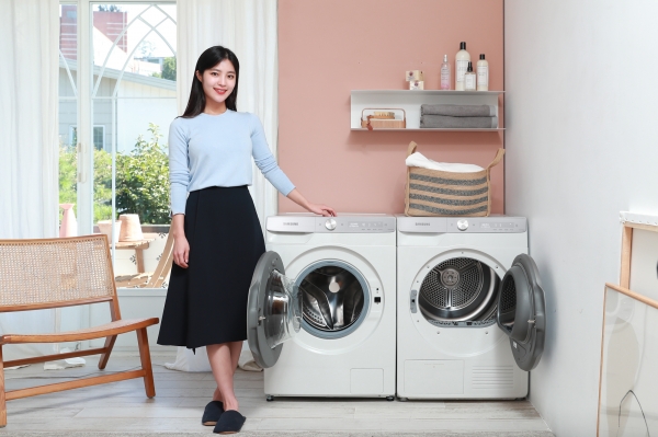 모델이 '그랑데 AI' 10kg 세탁기·9kg 건조기 신제품을 소개하고 있다. (사진제공=삼성전자)