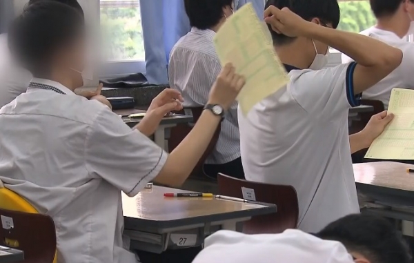16일 진행된 9월 모의평가에서 학생들이 시험지를 배부받고 있다. (사진=KBS뉴스 캡처)