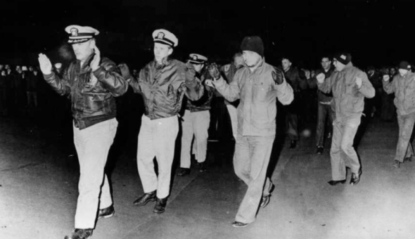 1968년 1월 23일 푸에블로호 승조원들이 배에서 끌려 내려오고 있다. [중앙포토][출처: 중앙일보] "11개월간 고문 시달려" 푸에블로호 승조원 北에 7조원 요구