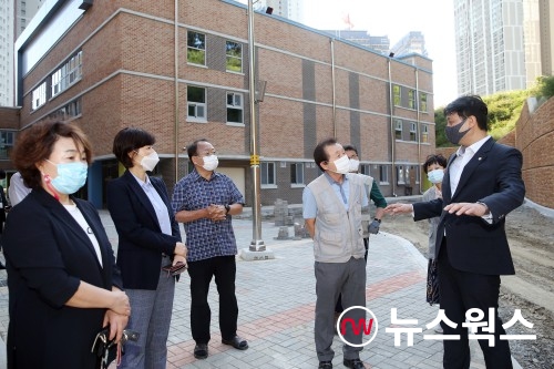 광교호수중학교 현장점검에나선 조석환(오른쪽) 의장(사진제공=수원시의회)