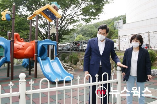 김상돈(왼쪽) 시장 놀이터 현장점검 모습(사진제공=의왕시)