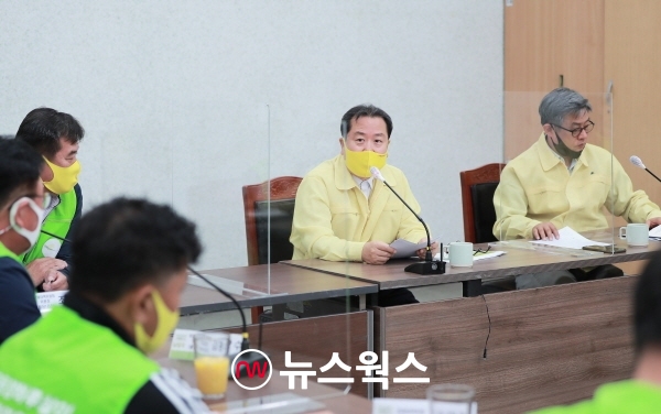 조광한(오른쪽 두 번째) 시장이 21일 동양하루살이 퇴치 중간점검을 위한 민·관 합동회의를 주관하고 있다. (사진제공=남양주시)