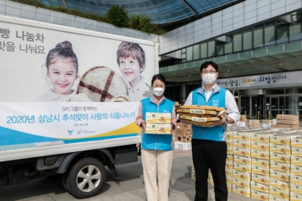 SPC그룹 임직원들이 추석을 앞둔 21일 성남시청에서 후원품을 전달하고 있다. (사진제공=SPC그룹)