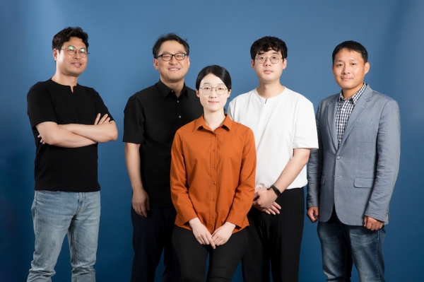 [연구진사진] (좌측부터) 장성연 교수, 권태혁교수, 황은혜연구원, 김형우 연구원, 서관용 교수