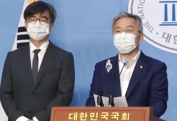 최강욱(오른쪽) 열린민주당 대표가 23일 국회소통관에서 기자회견을 열고 있다. (사진=FACT TV캡처)