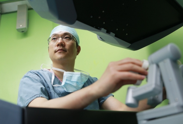 강석호 교수가 방광암 환자에게 로봇수술을 시행하고 있다.