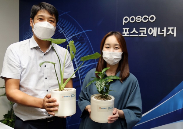 인천 지역아동센터에 반려식물 기증을 결정한 포스코에너지 직원들. (사진제공=포스코에너지)