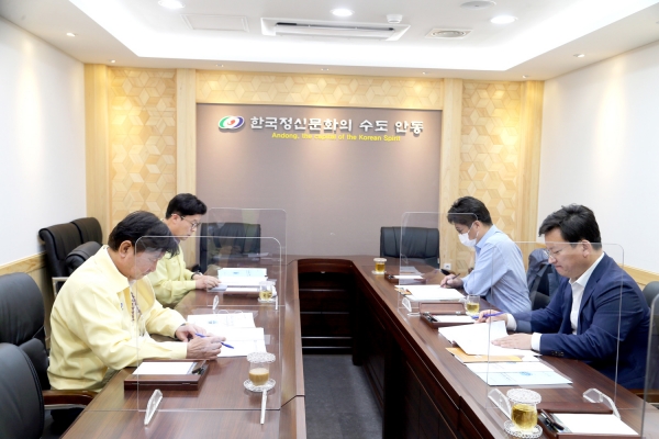 권영세 안동시장이 지난 25일 시장실에서 김형동 국회의원과 정책간담회를 갖고 있다. (사진제공=안동시)