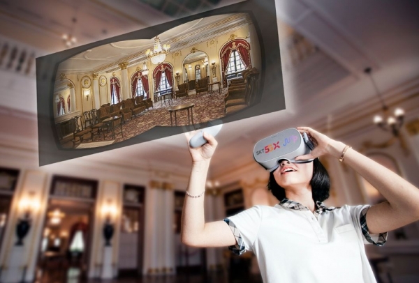 SK텔레콤 청소년 모델이 점프 VR 앱을 활용해 덕수궁 석조전 접견실 내부를 관람하고 있다. (사진제공=SK텔레콤)