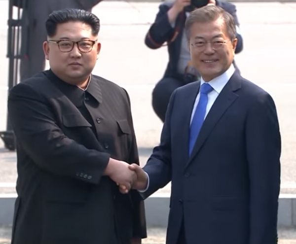 지난 2018년 4월 27일 문재인 대통령과 김정은 북한 국무위원장이 판문점에서 만나서 악수를 하고 있다. (사진=SBS뉴스 캡처)