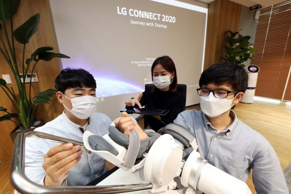 'LG 커넥트'에 참가한 '에이치로보틱스' 관계자가 재활 보조용 로봇 수트를 시연하고 있다.