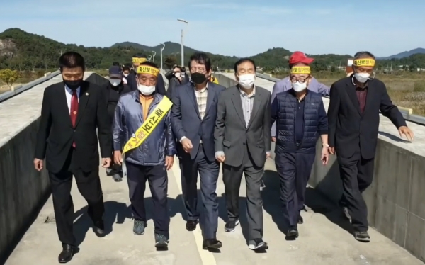 4대강국민연합이 지난 15일 영산강 죽산보에서 금강 및 영산강 보 철거를 반대하는 시위하고 있다. (사진출처=이재오 공식 유튜브 캡처)