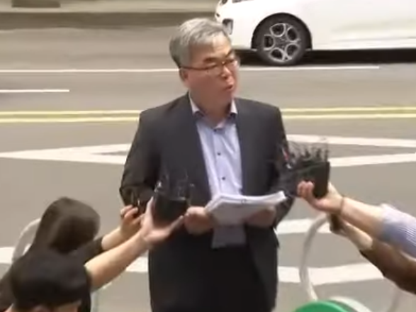 박훈 변호사가 취재진에 둘러싸여 질문에 답하고 있다. (사진=MBN뉴스 캡처)