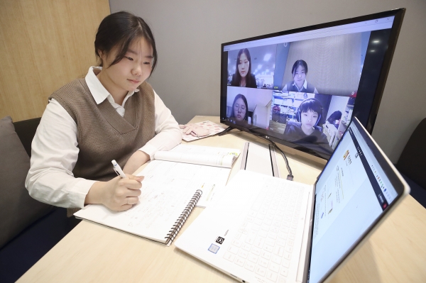봉민서(신월중 3학년) 멘티가 KT 온라인 교육 플랫폼을 통해 멘토와 랜선 야학 수업에 참여하고 있다. (자료제공=KT)