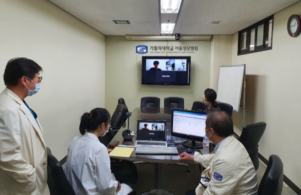 현대건설 해외 근무자에게 서울성모병원 의료진이 원격 건강상담 서비스를 제공하고 있는 모습. (사진제공=현대건설)