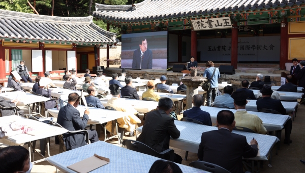 문화재청과 경주시, 한국의서원 통합보존관리단은 19일 유네스코 세계유산에 등재된 한국의 서원 ‘옥산서원’ 에서 등재 1주년 기념 한·중 학술대회를 개최했다. (사진제공=경주시)