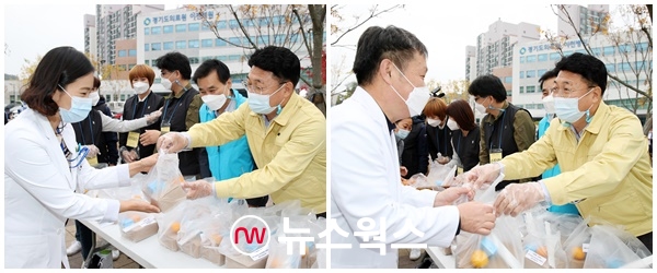 엄태준 이천시장이 지난 21일 이천시 기관‧단체 회원들과 의료진 응원 활동을 펼치고 있다. (사진제공=이천시)