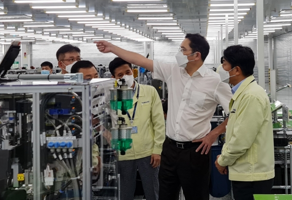 이재용 삼성전자 부회장이 베트남 하노이 인근에 위치한 삼성 복합단지를 찾아 스마트폰 생산공장을 점검하고 있다. (사진제공=삼성전자)
