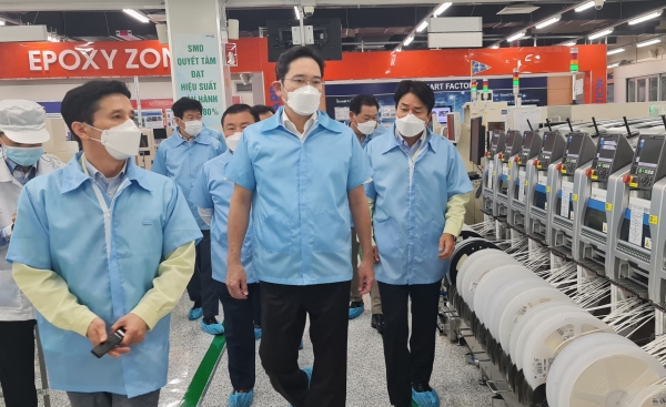 이재용 삼성전자 부회장이 20~21일 베트남 하노이 인근에 위치한 삼성 복합단지를 찾아 스마트폰 생산공장을 살펴보고 있다. (사진제공=삼성전자)
