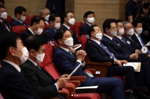 김기현(앞줄 왼쪽 세 번째) 국민의힘 의원. (사진=김기현 의원 인스타그램 캡처)