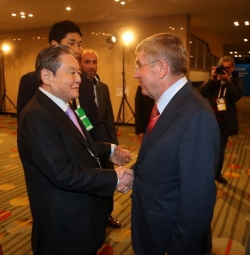 이건희(왼쪽) 회장이 토마스 바흐 IOC 위원장과 악수하고 있다. (사진제공=삼성전자)