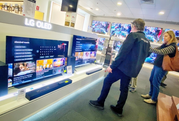 현지 고객들이 호주 하버노만 가전매장에서 5년 연속 호주 최고 TV 브랜드로 선정된 LG전자의 올레드 TV를 체험하고 있다. (사진제공=LG전자)