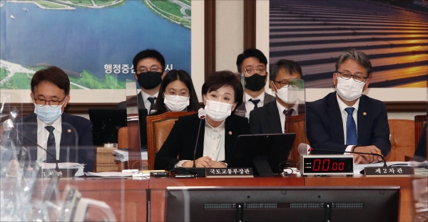 지난 23일 국회에서 열린 국회 국토교통부 국정감사에서 김현미(앞줄 오른쪽 두 번째) 국토교통부 장관이 국토교통위 의원들의 질문에 답변하고 있다. (사진제공=국회 사진 공동취재단)