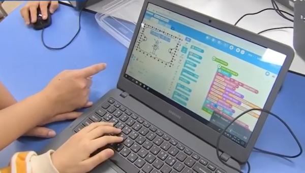 한 학생이 노트북으로 인공지능 관련 수업을 듣고 있다. (사진=JTBC뉴스 캡처)