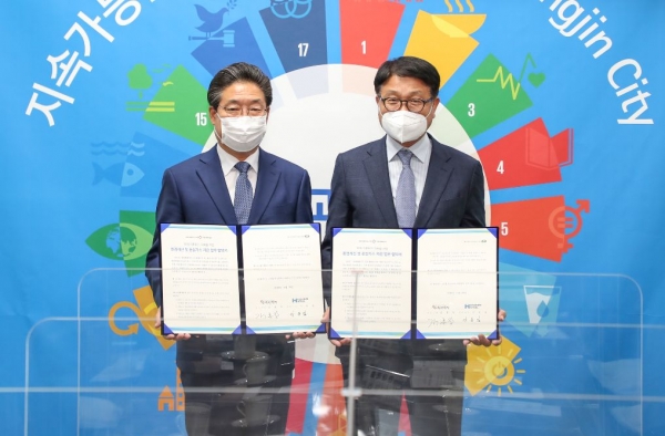 안동일(오른쪽) 현대제철 대표이사와 김홍장 당진시장이 '제철소 온실가스 저감 및 환경 개선을 위한 상호협력'을 체결했다. (사진제공=현대제철)