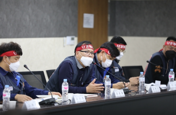 한국지엠 노사가 지난 22일 '제19차 임단협 교섭'을 진행하고 있다. (사진=전국금속노동조합 한국지엠지부 공식 홈페이지 캡처)