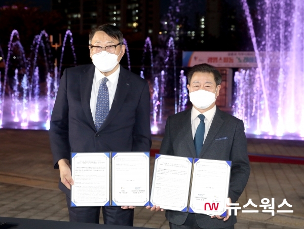 박승원(오른쪽) 시장이 국민체육진흥공단과 노래하는 분수 운영을 위한 업무협약을 체결했다.(사진제공=광명시)