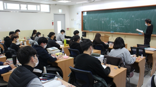 서울 강남구의 한 대형학원에서 학생들이 수업을 듣고 있다. (사진제공=A대표)