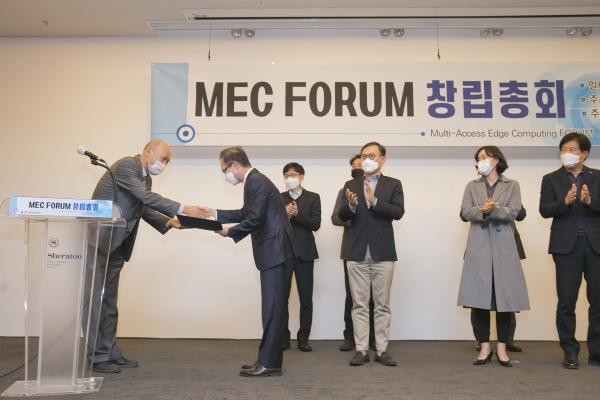지난 5일 오후 서울 쉐라톤 팔래스 강남 호텔에서 열린 MEC 포럼에서 전홍범 KT AI/DX융합사업부문장 부사장이 임명장을 수여 받고 있다. (사진제공=KT)