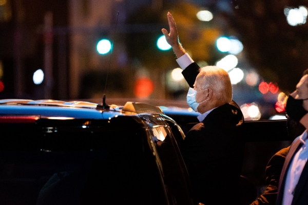 Joseph R. Biden Jr.는 목요일에 Del.의 Wilmington에있는 Queen 극장을 떠날 때 지지자들에게 손을 흔들 었습니다.신용...에린 샤프 / 뉴욕 타임즈