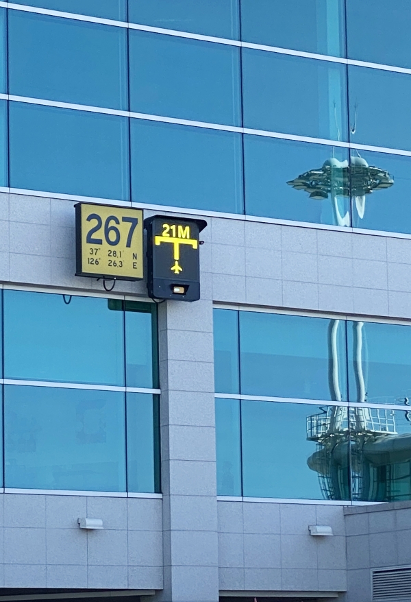 인천공항 제2여객터미널에 설치된 국산 시각주기유도시스템 테스트 제품 사진. (사진제공=인천국제공항공사)