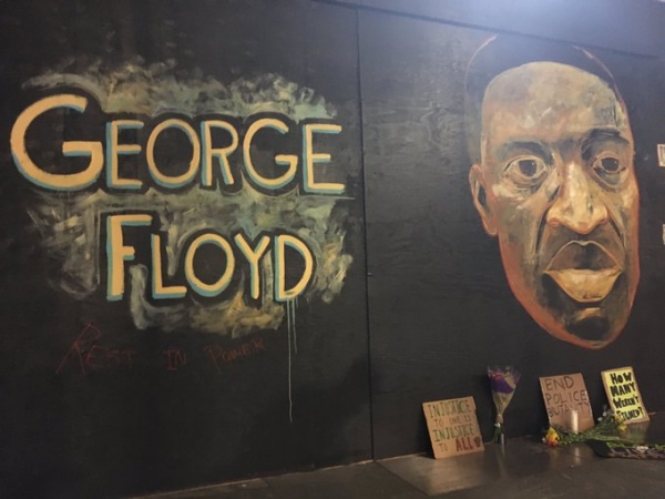 '조지 플로이드'를 추모하는 벽화와 꽃. (사진=트위터 갈무리)<br>
