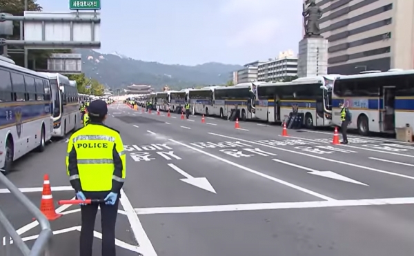 지난 3일 서울 광화문 광장 도로가 경찰버스 등으로 만들어진 차벽으로 봉쇄되어 있다. (사진=SBS뉴스 캡처)