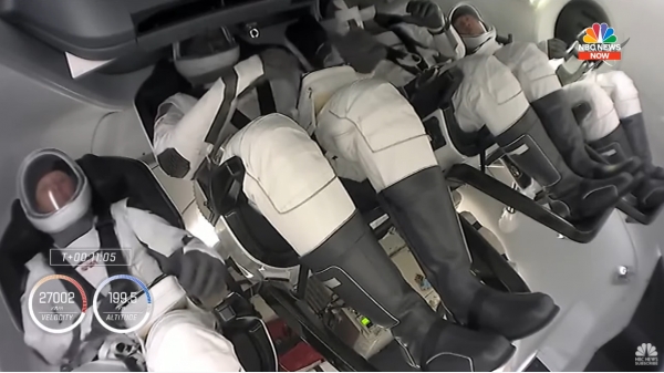 15일(현지시간) '리질리언스'에 탑승한 4명의 우주비행사. (사진=NBC뉴스 유튜브 라이브 영상 캡처)