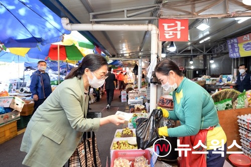 은수미(왼쪽) 성남시장이 전통시장에서 지역상품권으로 물건값을 치르고 있다(사진제공=성남시)
